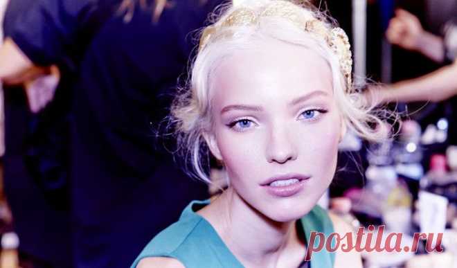 Нежный, немного холодноватый румянец как ничто другое в макияже придает образу настоящую, естественную свежесть и смотрится особенно привлекательно на светлой коже. Но и темнокожим девушка не стоит отказываться от румянца – берите пример со смуглых моделей Dolce & Gabbana, которые нанесли на скулы более теплые тона косметики, близкие к оранжевому. А чтобы румяна держались на щеках дольше, выбирайте матовые бархатистой текстуры.