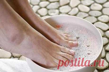 Если болят суставы
Несколько лет назад по ночам крутило и выворачивало ноги – не знала, куда и как их положить. В итоге – бессонные ночи, недосыпание, усталость и раздражительность. А ведь ноги – наша опора на всю жизнь. Но я нашла для своих ножек лечение. 
В тазик или ведро наливала 2-3 л теплой воды, распускала хозяйственное мыло (туалетное не годится!), чтобы вода стала белой, как молоко. Добавляла по горсти пищевой соды и морской соли (подойдет любая), перемешивала до ...