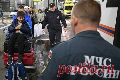 Новая группа эвакуированных из Газы вернулась в Россию. Cамолет МЧС России, на борту которого из сектора Газа эвакуировали новую группу россиян, приземлился в аэропорту Домодедово. В ведомстве уточнили, что в Россию вернулись 103 гражданина и члены их семьи, включая 47 детей. Самолет приземлился в аэропорту в 0:38 по московскому времени.