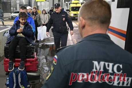 Новая группа эвакуированных из Газы вернулась в Россию. Cамолет МЧС России, на борту которого из сектора Газа эвакуировали новую группу россиян, приземлился в аэропорту Домодедово. В ведомстве уточнили, что в Россию вернулись 103 гражданина и члены их семьи, включая 47 детей. Самолет приземлился в аэропорту в 0:38 по московскому времени.