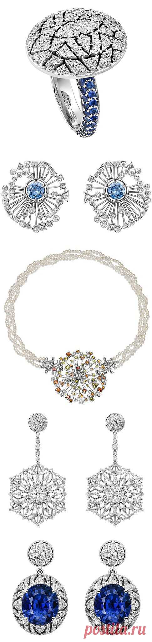 Рождественская коллекция Alexander Arne. Новая коллекция Alexander Arne Christmas Chic  посвящена красоте зимней природы и наступающему Новому году. Каждое украшение выполнено в единственном экземпляре и символизирует известные атрибуты этого зимнего праздника. Узоры снежинок, орнамент инея и краски фейерверка стали основой творческого поиска ювелиров и художников Дома. Украшения из коллекции трансформируются под каждое платье или случай: к примеру, в один из моментов это может быть заколка для