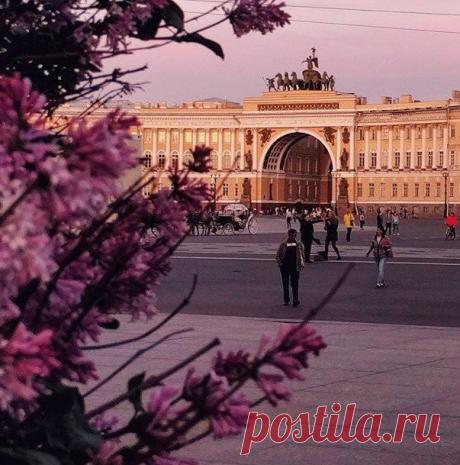Нужные фразы.

I'm sorry to see you go. - Жаль, что Вы уходите.
You're not in a hurry, are you? - Вы ведь не торопитесь?
I hope we'll meet again. - Надеюсь, мы еще встретимся.
I've enjoyed seeing you. - Рад был Вас видеть.
Come back soon. - Возвращайтесь поскорее.
#курсыанглийского #английскийвмоскве #dragonenglish #english #language