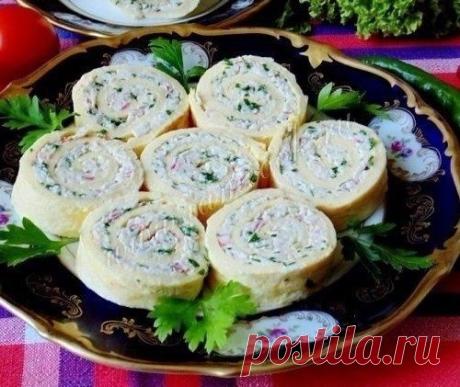 Рулет яичный с сыром и крабовыми палочками