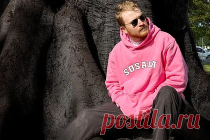 Данила Поперечный снялся в одежде бренда Sosala. Российский стендап-комик и видеоблогер Данила Поперечный снялся в одежде британского бренда Sosala. На размещенном кадре 29-летний инфлюэнсер позировал в розовом худи с названием марки, написанным крупными буквами на груди. Свой образ он дополнил черными брюками, белыми кроссовками и солнцезащитными очками.
