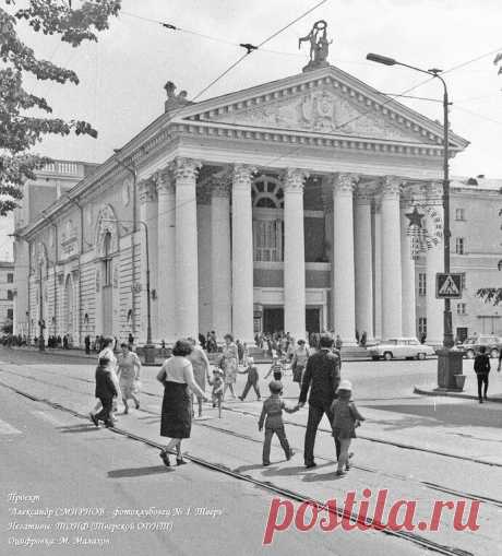 Калинин. У драмтеатра. 1970-е годы