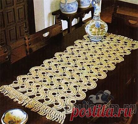 Красивая салфетка - дорожка вязаная крючком, описание и схема по ссылке:      http://povjazem.ru/vyazanie-dlya-doma/salfetki-skatert/salfetki-kryuchkom-salfetka-dorozhka