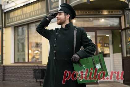 Delivery Club переодел своих доставщиков в Рыбинске в одежды XIX века. Российский сервис доставки еды Delivery Club поддержал идею стилевого единства в Рыбинске и специально для этого переодел своих доставщиков в одежды XIX века. Об этом заявил глава городской администрации Денис Добряков. В рамках акции каждому курьеру вместо обычной формы выдали шинель, фуражку и перчатки.