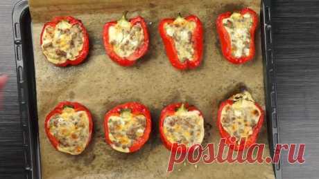 Разрезаю перец, беру побольше начинки и готовлю вкусный ужин для своих (я его не ем, но уж очень удачное сочетание получилось)