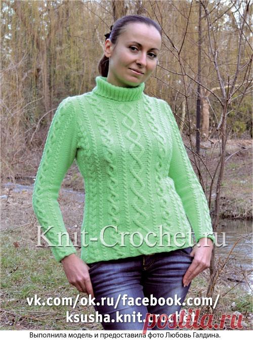 Свитер с рельефными узорами на спицах.