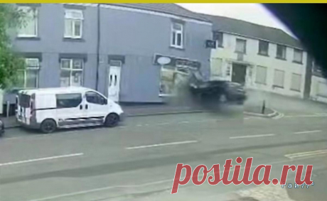 Легковой автомобиль протаранил жилище