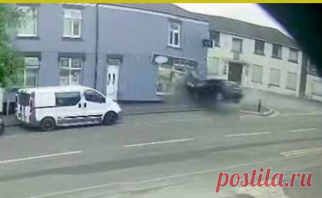 Легковой автомобиль протаранил жилище
