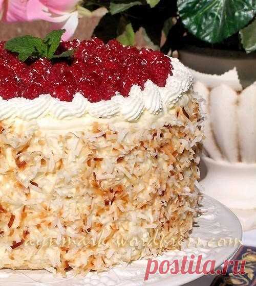 Польский медовый торт.
Коржи получаются мягкими, бисквитными, они очень хорошо поднимаются при выпечке, поэтому торт получается высоким.