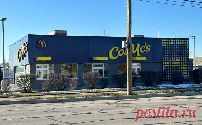 McDonald’s запустит сеть кафе под новым брендом. McDonald’s в течение года откроет десять ресторанов малого формата, названных в честь своего маскота из 1980-х — CosMc's. Bloomberg пишет, что концепция заведений очень схожа со Starbucks. Глава McDonald’s заявил о ее уникальности