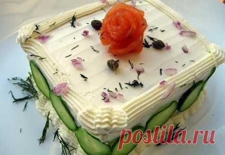 Бутербродный торт с копченым лососем и мягким сыром.
...
#закуски
Красивый и невероятно вкусный праздничный бутербродный торт с хрустящими огурцами и копченым лососем, пропитанный и украшенный взбитым сливочным сыром. 

Вам потребуется: 

Хлеб цельнозерновой 4 ломт. 
Сыр мягкий сливочный 340 г 
Лук красный 1 ст.л 
Укроп 3 ст.л 
Каперсы консервированные 1 ст.л 
Лимонный сок 1 ст.л 
Соль щепотка 
Перец свежемолотый по вкусу 
Лосось копченый 200 г 
Огурец 2 шт. 

Как готовить...
