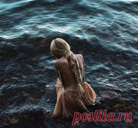 Море умеет слушать, хранить тайны и скрывать в своих темных водах исповеди странствующих душ.
Иногда я чувствую себя морем.
А иногда той самой странствующей душой.
Прихожу к его берегам, смотрю в отражение на воде, погружаюсь в собственную глубину и перед глазами открывается "о дивный новый мир", да простит меня Хаксли).
Хочется объять необъятное и постичь непостижимое, выйти за границы собственных берегов.
Показать полностью…