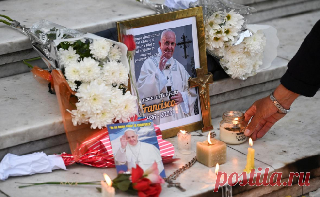 Похороны папы римского пройдут с изменениями традиционного ритуала. Франциск считал церемонию погребения главы церкви «перегруженной» и внес упрощения: сократил число бдений, отказался от церемонии закрытия гроба. Кроме того, его похоронят не в Ватикане