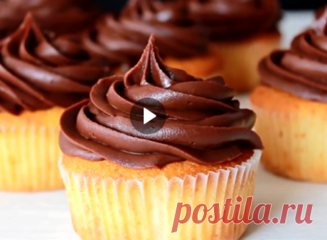 Ванильные Капкейки с Шоколадным Кремом и Начинкой
ВАНИЛЬНЫЕ КАПКЕЙКИ :
Сливочное масло - 90 гр. Сахар - 155 гр. Сметана - 90 гр. Яичные белки - 3 шт. Молоко - 120 МЛ. Экстракт ванили - 1 ст. л. Мука - 220 гр. Разрыхлитель - 10 гр.
ВАНИЛЬНЫЙ ЗАВАРНОЙ КРЕМ (НАЧИНКА) :
Яичные желтки - 3 шт. Сахар - 80 гр. Крахмал - 1 1/2 ст. л. Экстракт ванили - 1 ст. л. Молоко - 270 мл.
ГАНАШ :
Чёрный шоколад - 300 гр. Сливки 33% - 300 гр. Сливочное масло - 100 гр.