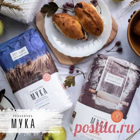 Пирожки с вареньем – это объеденье!
.
📝 Берём:
🍏 600 грамм муки «Рязаночка» в/с или Экстра,
🍏 пол-литра молока,
🍏 250 мл плотного, не жидкого варенья (или джема или повидла),
🍏 2 яйца и 1 желток,
🍏 2 ч.л. сухих дрожжей,
🍏 100 мл растительного масла,
🍏 50 грамм сахара,
🍏 0,5 ч.л. соли,
🍏 ¼ ч.л. ванилина.
.
👉 Смешиваем 4 сухих компонента, добавляем подогретое молоко с яйцами и желтком, ванилином и растительным маслом. Замешиваем тесто, готовое оно должно быть глад...