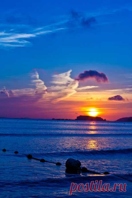 Beautiful Sunrise any one else see the angel pointing?
от welcome to buy the image if  |  Pinterest • Всемирный каталог идей