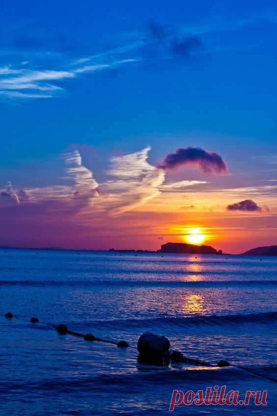 Beautiful Sunrise any one else see the angel pointing?
от welcome to buy the image if  |  Pinterest • Всемирный каталог идей