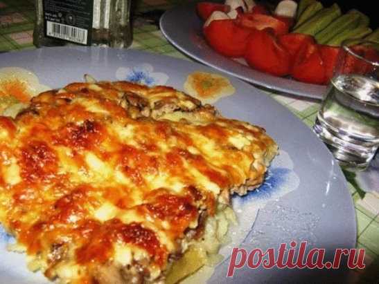 Мясо по французски.... из фарша - тоже очень вкусно!
Ингредиенты:
- фарша 300-400 гр.;
- шампиньоны 500 гр.;
- 2-3 луковицы;
- сыр 250-300 гр.;
- 3-5 картофелин;
- масло, соль и перец.
Нарезаем кольцами лук и красиво выкладываем на смазанный маслом противень.
Сверху – тоненькими ломтиками нарезанную картошку.
Слегка посолить, поперчить, и сверху – слой фарша. Его тоже слегка солим и перчим.
Далее тонкими ломтиками режем мытые шампиньоны и укладываем плотным слоем на фарш.
После чего поверх гри