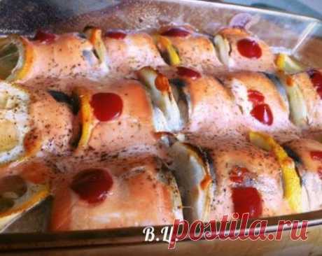 Скумбрия, запеченная в духовке под соусом.