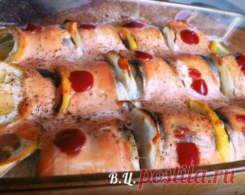 Скумбрия, запеченная в духовке под соусом.