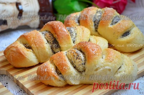 Дрожжевые рогалики с маком от Наташи Чагай

Никаких вредных добавок, только натуральные ингредиенты - девиз домашней выпечки. Порадуйте себя и свою семью вкусными, ароматными дрожжевыми рогаликами с маком. Рецепт приготовления не сложный. Тесто можно замесить и вручную, а если у вас имеется хлебопечка - даже руки пачкать не надо при замешивании теста.
Для приготовления дрожжевых рогаликов с маком вам потребуется:
Для теста:
1 яйцо;
400 мл молока;
3 ст. л. сахара;
1,5 ч. л....