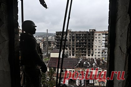 Минобороны отчиталось о ходе боев за Артемовск. Штурмовые отряды продолжают уничтожать подразделения Вооруженных сил Украины в западной части Артемовска. О ходе боев за город журналистам сообщили в Минобороны России. Взять Артемовск под полный контроль штурмовым подразделениям помогают Воздушно-десантные войска и артиллерия Южной группировки войск.