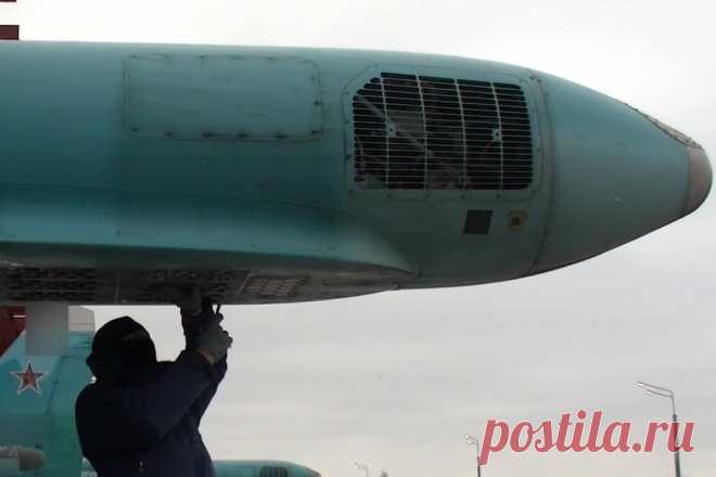 Экипажи Су-34 уничтожили опорный пункт ВСУ под Красным Лиманом. Летчики выполнили бомбардировку фугасными авиационными бомбами с универсальным модулем планирования и коррекции (УМПК).