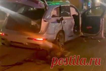 Пьяный россиянин без прав на Audi насмерть сбил девушку. Во Владивостоке пьяный мужчина за рулем Audi без прав насмерть сбил девушку. Об этом сообщает Telegram-канал Amur Mash. По его данным, после того, как Audi насмерть сбил пешехода, автомобиль протаранил стенд с ценниками на заправке. Предварительно, водитель не справился с управлением.