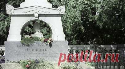 «Западня для патриотов»: как в 1944 году была заминирована могила Пушкина. Во время Великой Отечественной войны Пушкинский заповедник был занят немецко-фашистскими войсками. Оккупация длилась ровно три года: с 12 июля 1941 по 12 июля 1944 года. Германские войска были выбиты из Пушкинских Гор за реку Великую воинскими частями 3-го Прибалтийского фронта, но перед отступлением враг заминировал территорию заповедника. При этом в могилу Александра Пушкина заложили такое количество боеприпасов, как…