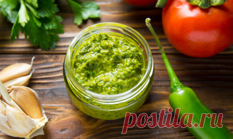 Соус чимичурри с томатом: рецепт Евгения Клопотенко Простой рецепт соуса на основе петрушки и перца чили – латиноамериканский соус чимичурри с томатами. Идеальный вариант для мяса на гриле или шашлыка.