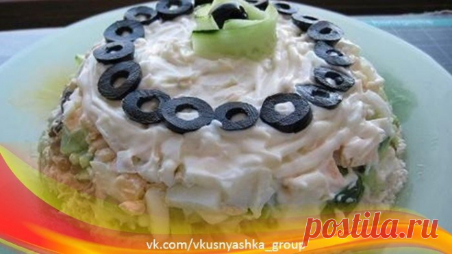 Вкусный салат

Ингредиенты:

- 1/2 куриного филе 
- 2 шт. отварных яиц 
- 1 крупный огурец 
- 50 г маринованных грибов 
- 150 г майонеза
Приготовление: 
Куриное филе отварить в подсоленной воде, с добавление черного и душистого перца горошком и лаврового листа, затем оставить филе остывать в бульоне (так оно будет более сочным и нежным).

Яйца, огурцы и грибы мелко порезать. Грудку так же мелко порезать, поперчить, можно добавить немного приправы по вкусу, смешать с неболь...