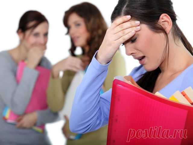 Женский коллектив. Офисный террариум: учимся выживать. »Привет, девочки, а чайник кто-нибудь поставил ? Анечка, я принесла рецепт торта. Как прошел день рождения? Это типичное начало трудового дня в женском коллективе — Ирочки — Леночки — Танечки беззаботно щебечут о своем, о девичьем.
Однако именно в таких дамских заповедниках, на фоне дружных чаепитий, бесконечных разговоров на «животрепещущие» и далекие от производственных нужд темы обычно произрастают ядовитые побеги сплетен и интриг.