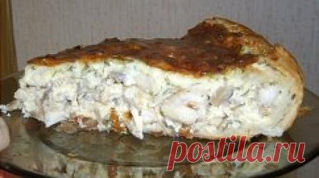 Вкуснейший пирог
Ингредиенты (конечно, все зависит от формы, в которой запекать; я беру для 25-сантиметровой):
- 400 гр. куриного мяса (грудки).
- 1 банка консервированных шампиньонов.
- 1 пласт слоеного теста (примерно 300 гр.).
- 3 яйца.
- 200 мл сливок.
- 300 гр. сыра.
- 2-3 луковицы.
- Зелень: пара веточек укропа, зеленый лук и все, что Вы предпочитаете.
- Соль, перец, приправа для курицы (по вкусу).
Приготовление:
1. В сковородке разогреваем растительное масло. На нем обжариваем нашинко