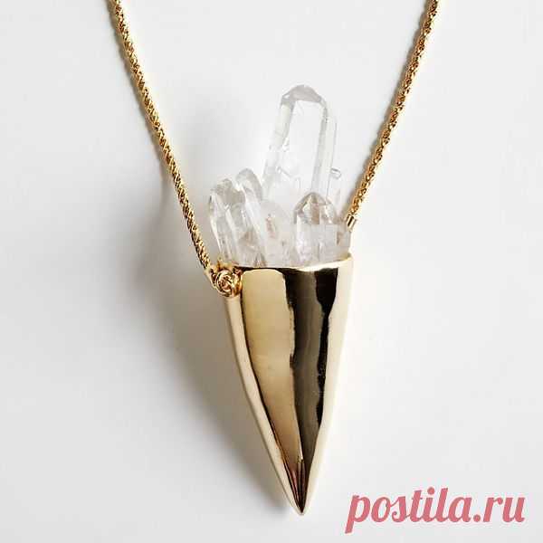 Очень стильный кулон из бронзы с кристаллами. $570 USD