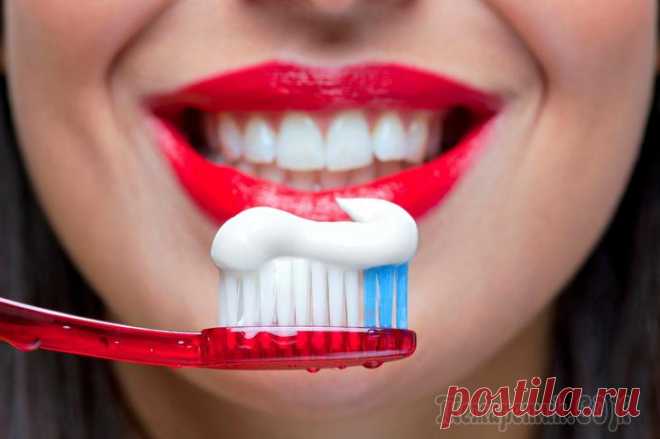 Кровоточат десны при чистке зубов – причины и что делать Кровоточивость десен – неприятный симптом, с которым может столкнуться любой человек. Бывает так, что к появлению крови из десен приводит зубная щетка с жесткими щетинками, однако случается это доволь...
