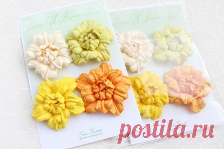 Мастер-класс по осенним цветам от Ольги Килиной

Материалы:
- ножи для вырубки или дыроколы 3-4-х размеров
- бумага для акварели 160-200 гр/кв.м
- коврики силиконовый и полиуретановый
- булька для тиснения - двух размеров (примерно 3 и 6 мм)
- краска (специальная, пищевая, акварельная и т.п., у меня - для принтера)
- салфетки бумажные
- клей ПВА густой
- кисть для клея или зубочистка
- перчатки (тонкие и облегающие руку)

1. Делаю вырубку из бумаги для акварели (черчения и...