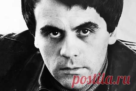 Умер сценарист «Человека с бульвара Капуцинов» Эдуард Акопов. Умер советский и российский сценарист, театральный драматург и писатель Эдуард Акопов. Мужчина скончался в возрасте 76 лет. По словам его близких, причиной смерти стал инфаркт, который он перенес на фоне коронавируса. Акопов наиболее известен как автор фильма «Человек с бульвара Капуцинов».