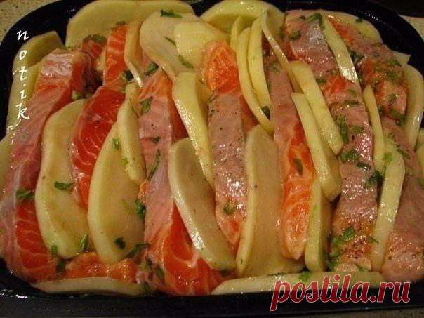 Лосось, запеченный с картофелем