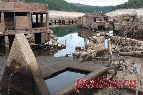 Затопленная десятки лет назад деревня-призрак показалась из-под воды. В Испании из-под воды показалась деревня Асередо, которая была затоплена несколько десятков лет назад из-за закрытия шлюзов гидроэлектростанции. Об этом сообщает «Би-би-си». Положение деревни оказалось под угрозой в 1968 году из-за соглашения Испании и Португалии об общем использовании реки Лима.