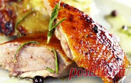Сегодня мы узнаем как приготовить вкусная запеченная утка рецепт,утка запеченная в духовке
Для того чтобы приготовить запеченную утку
Вам понадобится : утка весом 2,5-3 кг, 2 большие веточки розмарина, 180 гр. цветочного меда, оливковое масло, 5-7 горошин душистого перца, соль и свежемолотый черный перец по вкусу