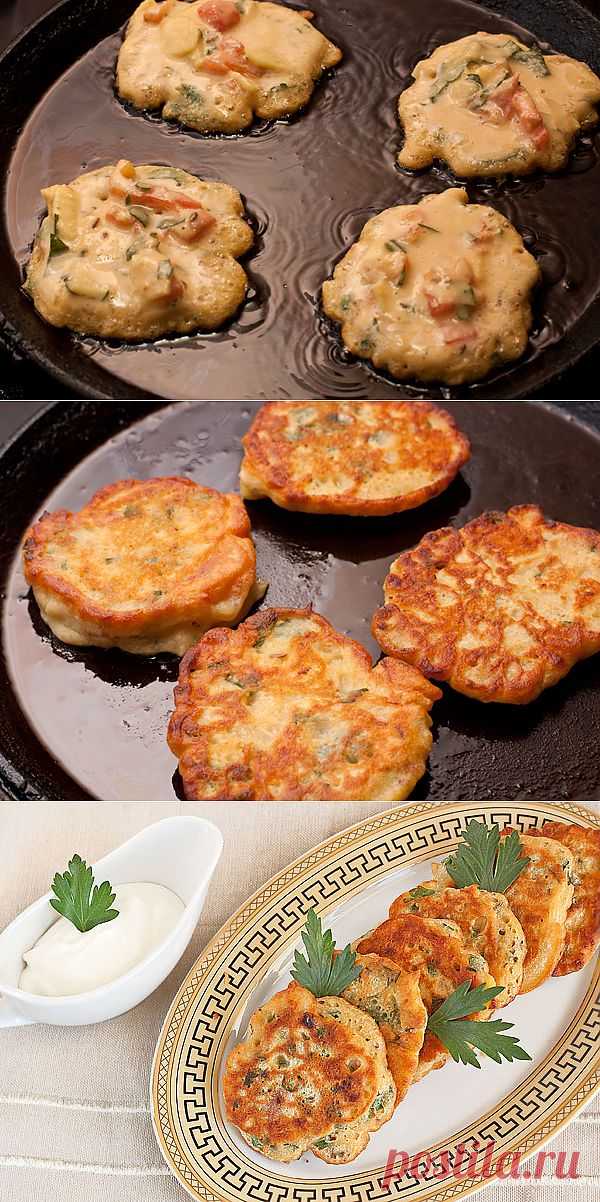 Необычные оладьи из гороховой муки с овощами порадуют вегетарианцев, постящихся и всех, кто любит вкусную и необычную пищу.