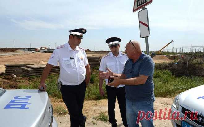 Главные засады и разводки ГИБДД против дачников Съезды с трасс, ж/д переезды, грунтовки, поле... — вы встретите инспекторов где угодно. Но теперь будете знать, что делать.
Начнем с ближнего отдыха — на даче. Для гаишника залог выполнения плана, офи...