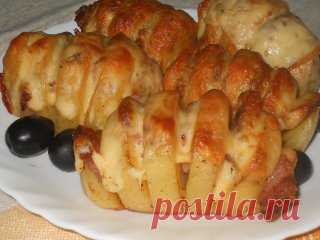 Картошка-гармошка
Очень вкусно, быстро и просто!
Попробуйте, не пожалеете!
Картофель очистить, желательно выбрать не очень крупный, вытянутой формы.
Сделать надрезы по всей картошечке, не дорезая до конца.СЛЕГКА обмазать солью.
В каждый разрез вставить по ломтику бекона, можно чередовать бекон с сыром, ну или бекон с дольками шампиньонов.
Сверху поперчить, завернуть в фольгу ( при желании можно в фольгу еще положить зубчик чеснока) и отправить в духовку, где-то минут на 40 (точное время ск