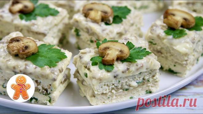 Необычное Блюдо из Курицы ✧ Куриные Пирожные с Грибным Кремом 500 г курицы200-250 мл сливок любой жирности1 небольшое яйцо1 средняя луковицапучок зелени петрушки200 г мягкого плавленного сыра300 г шампиньонов30-50 г сливочного масла1-2 зубчика чеснокасольперецспеции для курицы