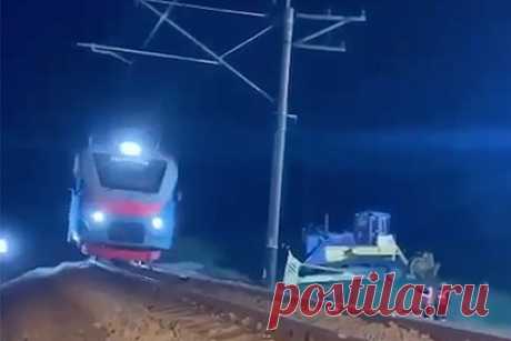 После подрыва железной дороги в Крыму возбудили дело по статье о теракте. Из-за подрыва железной дороги в Симферопольском районе Крыма возбудили дело по статье 205 («Террористический акт») УК РФ. О взрыве на железной дороге в районе села Чистенькое рядом с Симферополем и Бахчисараем стало известно утром 18 мая. Предварительно, сработало взрывное устройство.