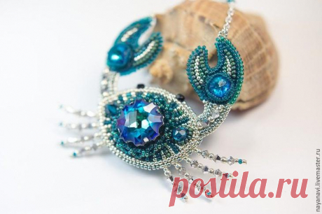 Вышиваем бисером краба с кристаллами Swarovski Вышиваем бисером роскошный искрящийся кулон с кристаллами. С самого раннего детства мне нравятся крабы. Мама вспоминает, что любимым персонажем диснеевской «Русалочки» у меня был именно крабик Себасть...