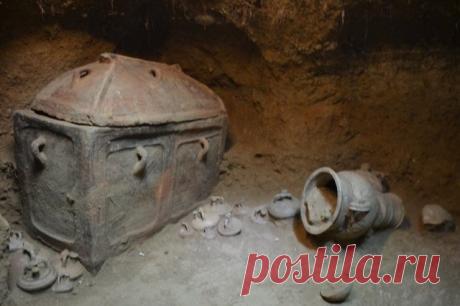 На Крите обнаружили камерную гробницу с саркофагами и древними амфорами | История